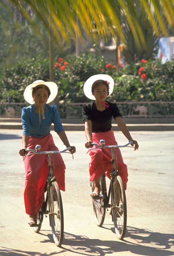 Capture The Colour White - Dai Girls in Xishuangbanna