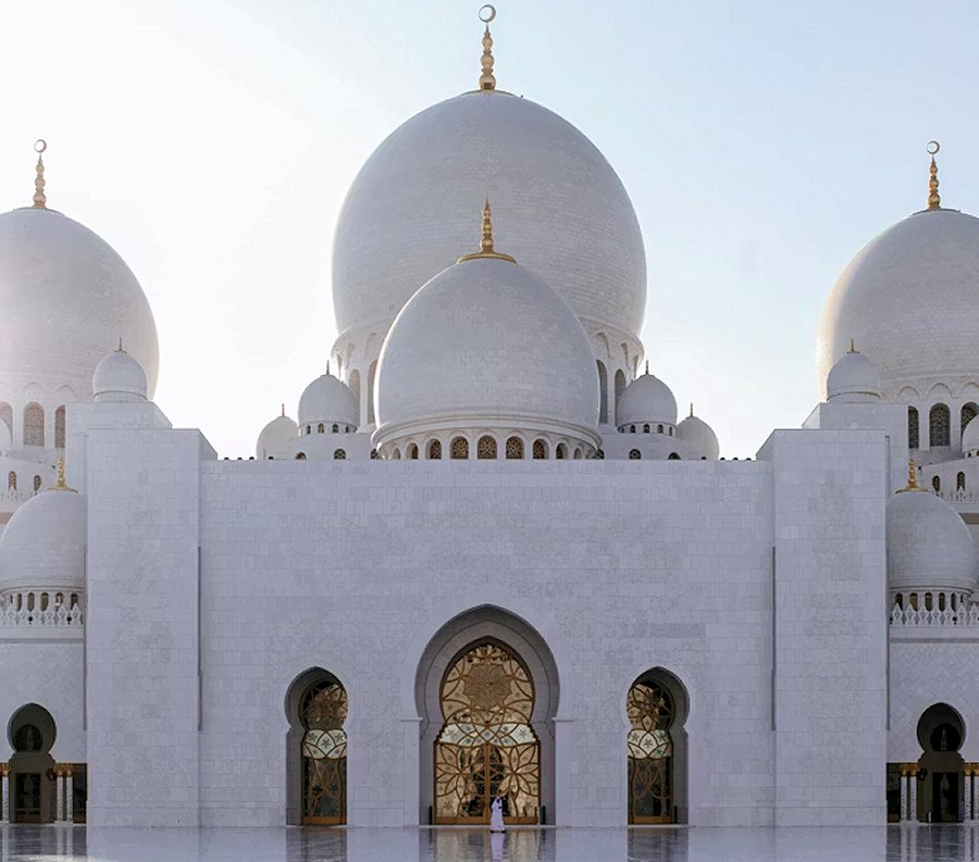 Grand Mosque Abu Dhabi. See the full guide for travel tips and hidden gems on Travel Notes.