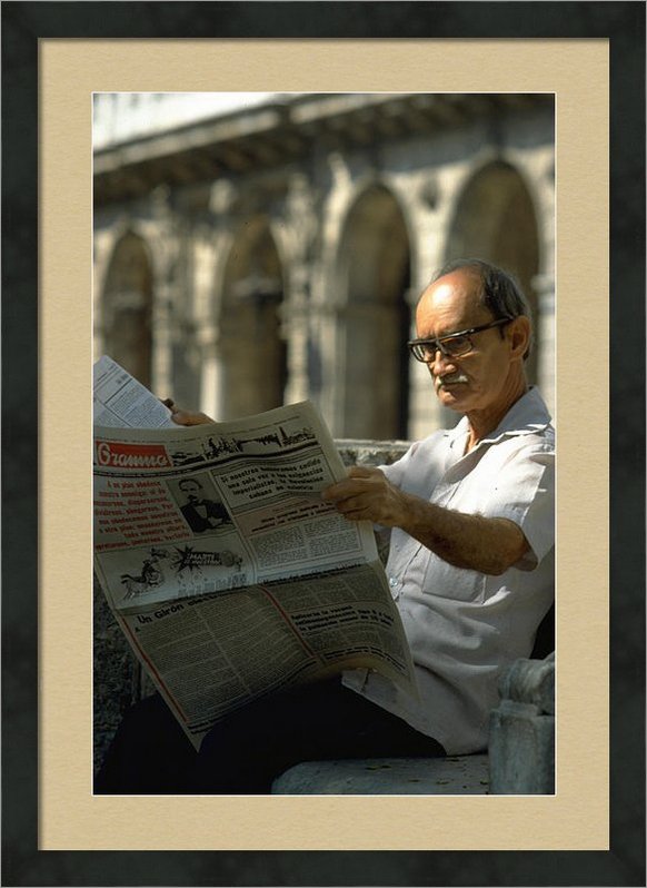 Reading the news in Havana