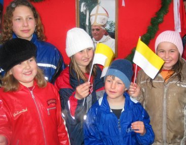 Children of Marktl with Vatican flags.