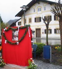 Ratzinger Tribute in Marktl, with his house of birth in the background.